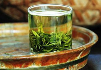 西湖龍井,屬綠茶,中國十大名茶之一,具有1200多年歷史 。西湖龍井,因產(chǎn)于中國杭州西湖的龍井茶區(qū)而得名。詩中有言“欲把西湖比西子,淡妝濃抹總相宜,”這優(yōu)美的句子如詩如畫,堪稱西湖龍井茶的絕妙寫。今天小編就簡單說一下西湖龍井的功效吧!1.治夜盲癥,抗干眼病、抗腫瘤等--龍井茶中含有一定量的維生素A -今日頭條